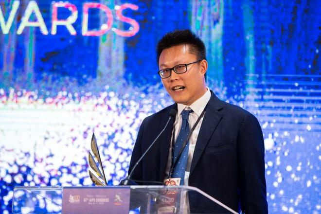 一位中国记者写欧洲问题拿了国际大奖冰球突破豪华版手机版凰家看台(图6)