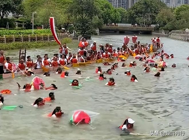 龙舟翻2条翻船原因离谱这下要被嘲笑了冰球突破平台猎德村的船翻了！3条新(图2)