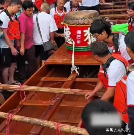 龙舟翻2条翻船原因离谱这下要被嘲笑了冰球突破平台猎德村的船翻了！3条新(图5)
